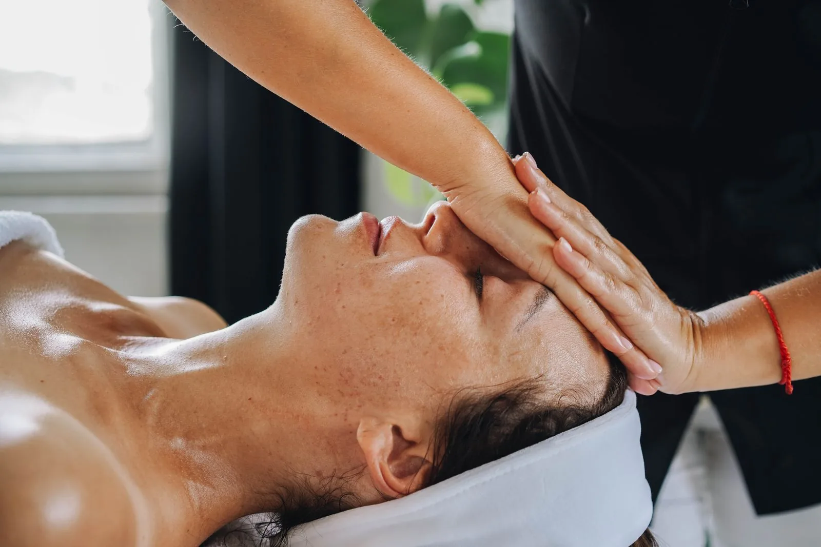 Masaje facial en camilla